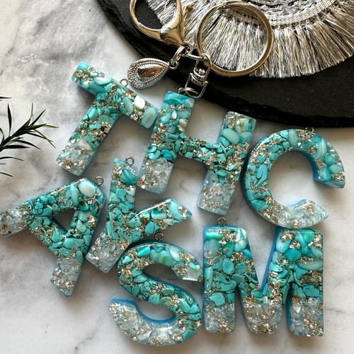 ハンドメイド作家♡︎プレゼントにオススメな名入れ可能ギフト有り！オーダーメイドで特別感を♡水面模様のイニシャルチャーム🌊砂浜や海の中も表現した小さな海の世界です🤲🐠 お好きなアルファベットでお作りいたしますので、自分用やプレゼント用にも是非おすすめ