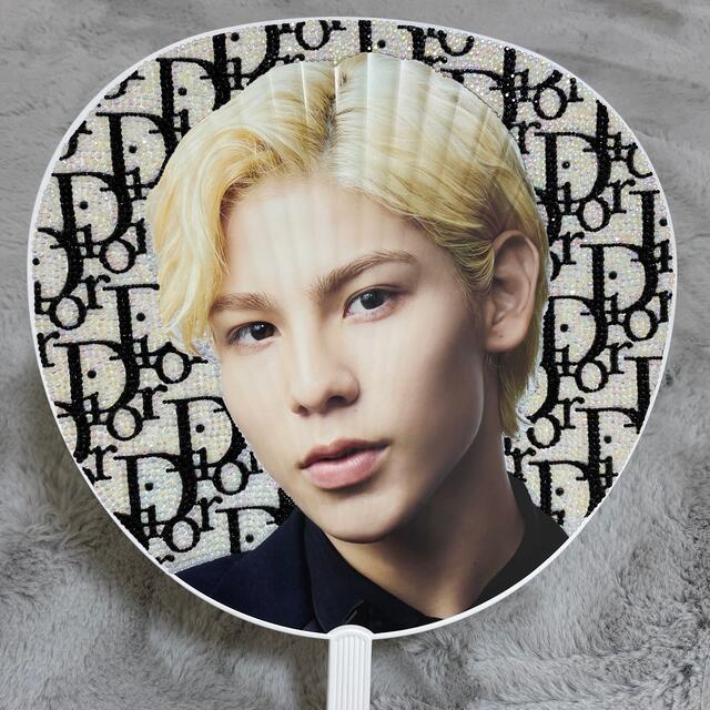 うちわデコ ユジン ユニニ ストーンデコ デコうちわのMIUMIUロゴ背景の作り方