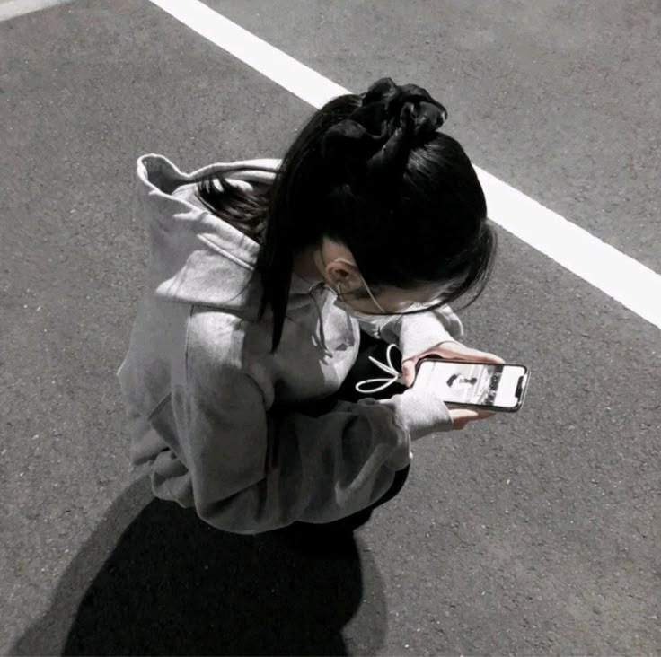 モダンシックな白黒コントラスト おしゃれ韓国風アイコンイラスト・フリー素材なら「シンテリ」