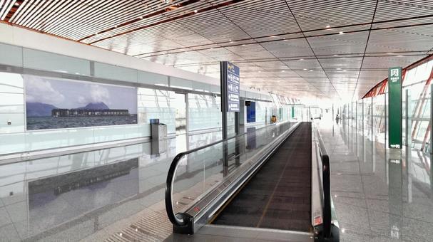 後ろの視線が気になって 」エスカレーターの“片側空けと歩行”をめぐる各地の規制条例に差→「両側に立ちましょう」が効果的？ - RKB毎日放送