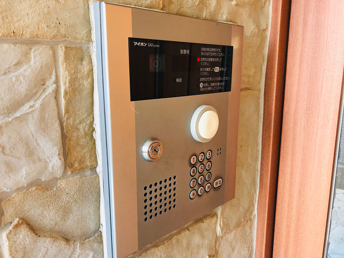 マンションのインターホンをスマホと連動させることが可能？後付けでドアへの設置方法や特長や買い替え時の注意点など解説アイネット人気No.1の無料インターネット設備