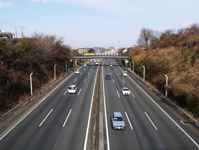 添付画像に質問を書きました。右折レーンにて直進可能なのかの質問です。 -- Yahoo!知恵袋