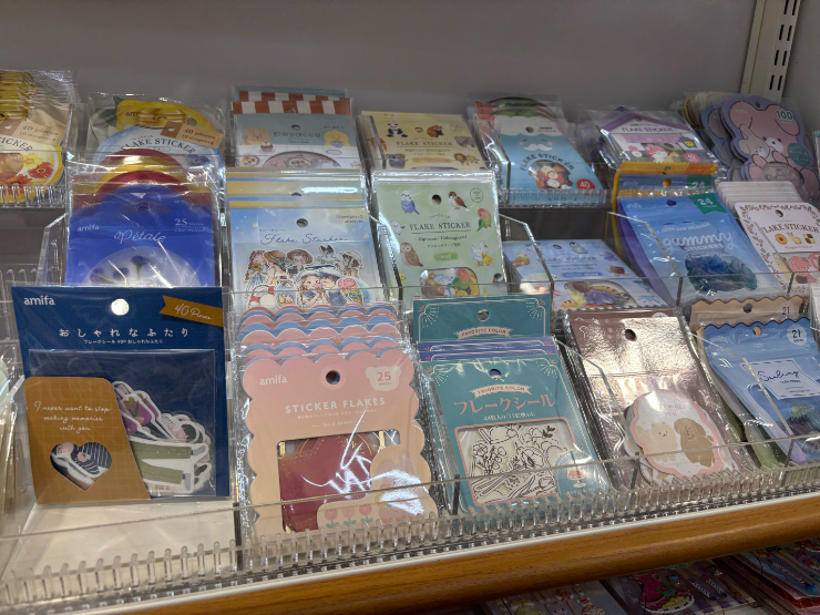 100均セリア・ダイソーにも「シール帳」はどんな種類がある？透明シール帳の作り方も - natsuma.jp どこで買える