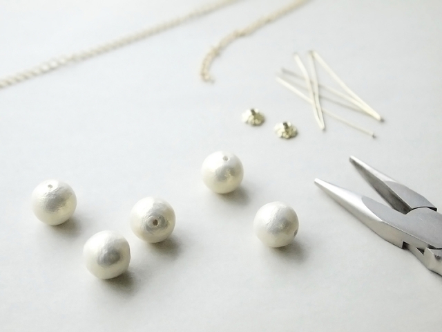 ワイヤーをかぎ針で編んで作るワイヤークロッシェアクセサリー 2cm程のアクアマリンの色がキレイな ガラスビーズのブレスレット。このキレイなガラスビーズをメインに 0.2mm程の細いワイヤーと0.25mm程のワイヤー2本で えび編みコードを編みましたこのガラスは偶然