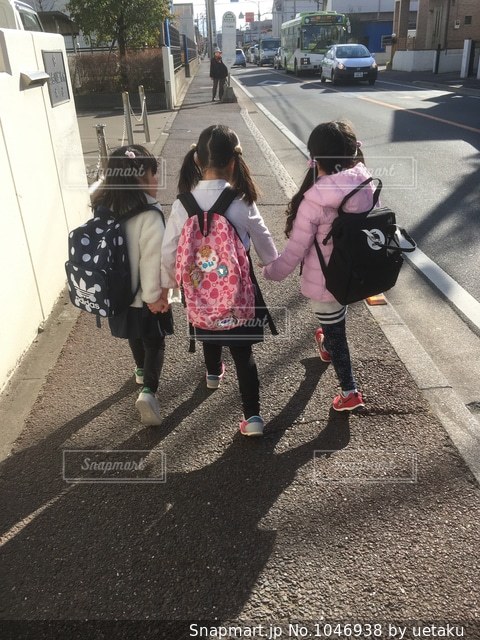 切りっぱなしボブの女の子の後ろ姿イラスト - No: 2581171無料イラスト・フリー素材なら「イラストAC」