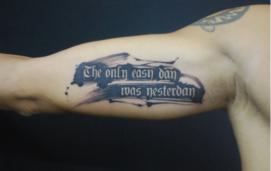 筆記体のレタリングタトゥー – Tifana Tattoo – 東京・渋谷のタトゥースタジオ