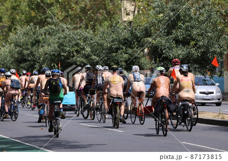 ロンドンの奇祭。全裸自転車イベント(WNBR)を見に行った話｜あおい@英国ポスドク生活