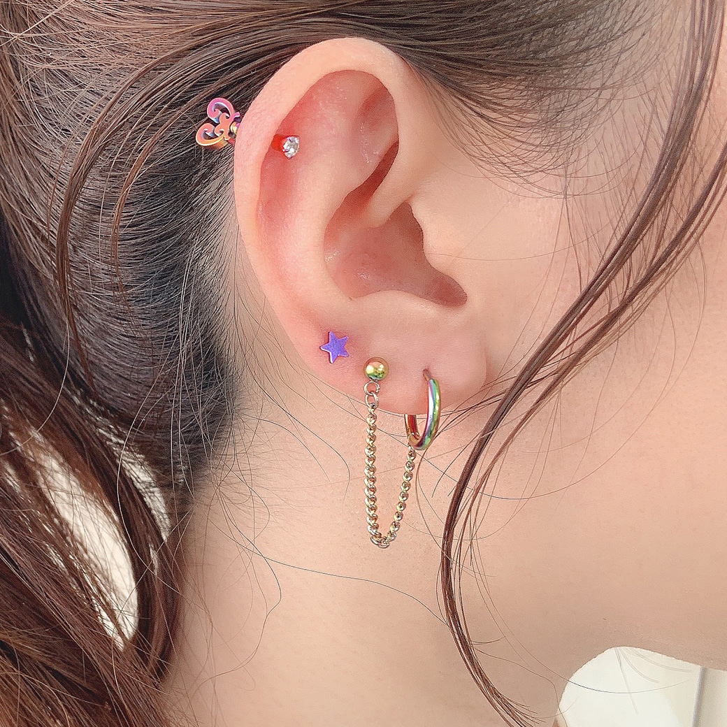 アンテナヘリックスの開け方やケア方法は？ピアッサーを使ってもいいの？ボディピアス専門店ROQUEロキの軟骨ピアスまとめ