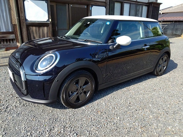 新色 エニグマティックブラックMINI CROSSOVER COOPER D本日から展示しています !!エニグマティックブラック塗料を幾層にも重ねる事で見る角度や明るさによってブラックにもダークブルーにも見える色。 一言では表現できない奥深さがあります。miniミニ