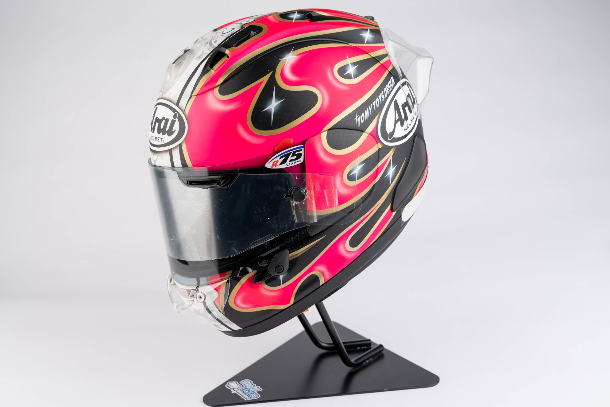 ヘルメットをDIYでカスタム・ペイントする : 鳥人の翼 In order to get