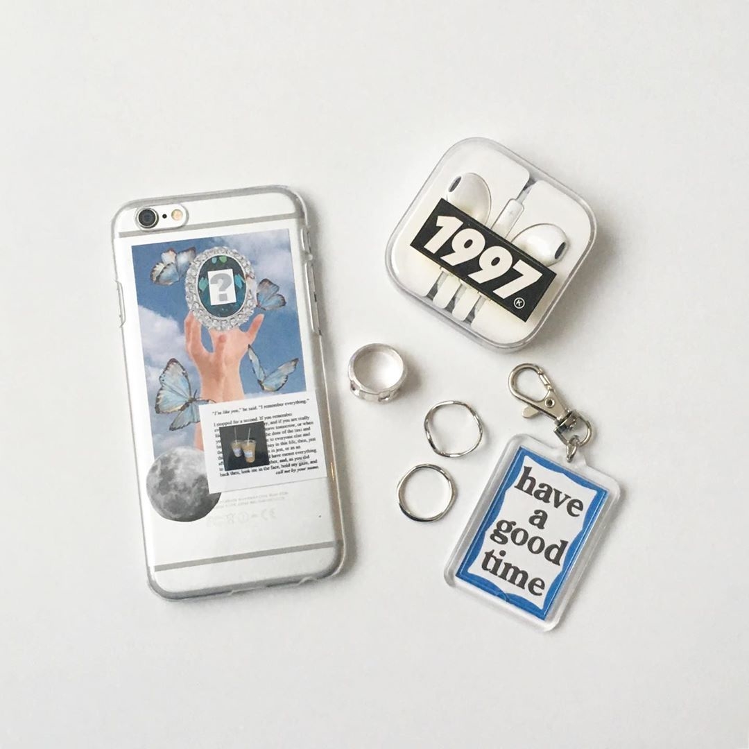 クリアスマホケースをおしゃれにデコレーション💎✨ オリジナルの可愛いアレンジを紹介🎀🤍 ・ꔫ・ 普段どんなスマホケースを使ってる？👀今回はクリアスマホケースをデコった 可愛いスマホケースアレンジを紹介❤️‍🔥 100円ショップでケースをGETして