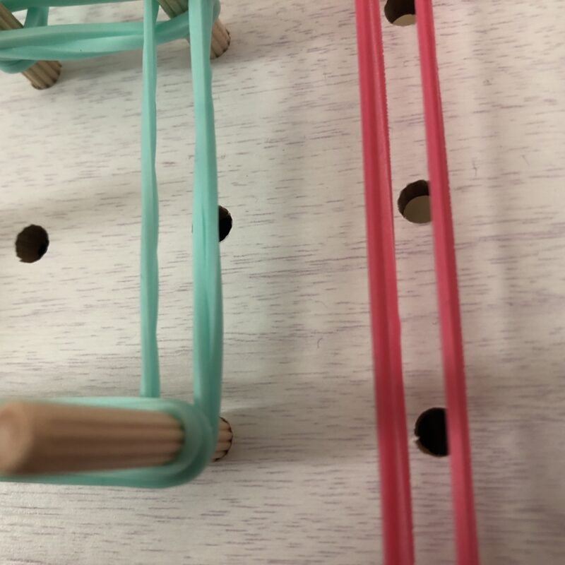 輪ゴムと有孔ボードと木製ダボでビー玉転がしを手作り！ - チョキママゆりのワクワク部屋