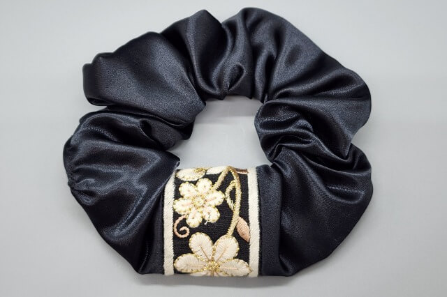 リボンやテープを使った角の綺麗な作り方をお届け🪡 端処理代わりにも飾りとしても使えます🎗, 知っておくと便利です✍️,lifehackssustainablefashion ,sewinghackssewinghowto ,子供服ハンドメイド洋裁 ,裁縫ミシンミシン初心者ブラザーミシン