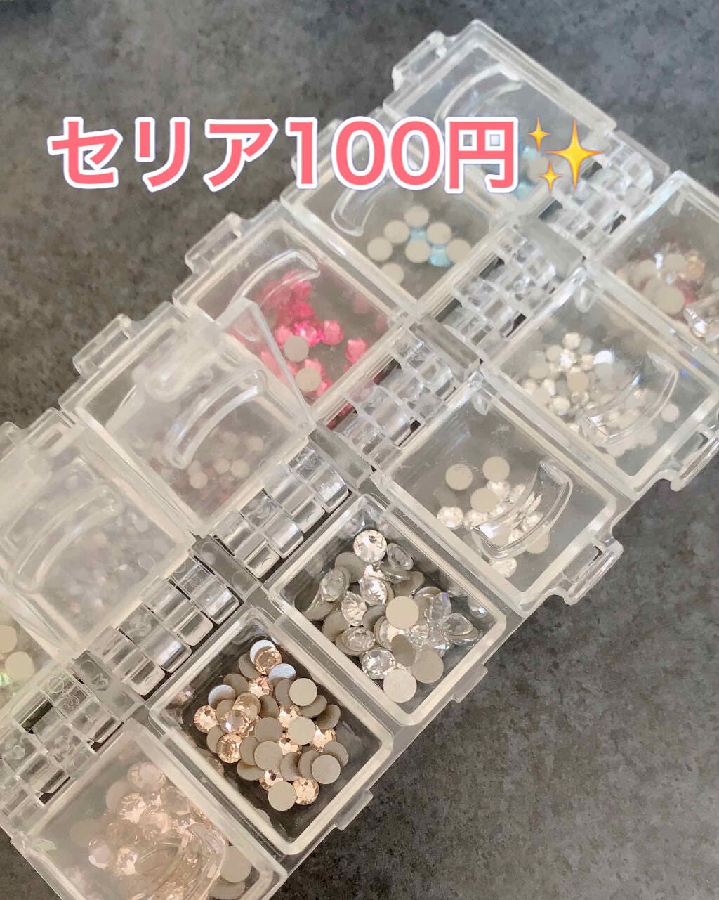 ikhankoイクハンコデコラッシュデコラッシュが増えてきてさてさて、収納どうしましょーとなりイロイロ考えて 結果こちらに落ち着きましたᐠᐢ ᵕ ᐢᐟ 縦にしまうと何の絵柄かわからないので、セリアのキレイに剥がせるタックシール こんな感じの名前の