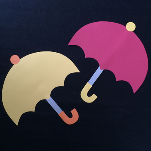 壁面飾り工房本店 壁面装飾・パネルシアター・ペープサート・型紙・知育・保育・介護商品の販売☆無料ダウンロード型紙「男の子④ 梅雨バージョン」春夏 ６月 ７月 雨 傘 幼稚園 保育園 老人ホーム 介護施設 デイサービス 壁面装飾 型紙 製作 イベント タイトル☆