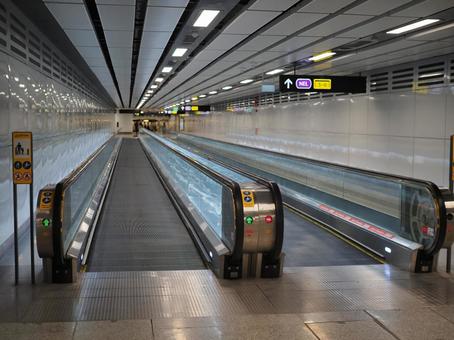 関西人のみなさん「立ち止まる」が正解です、動く歩道の乗り方Lmaga.jp