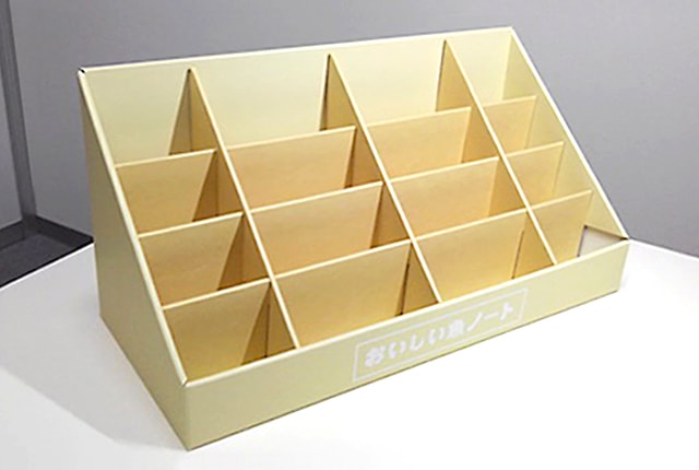 105 文具店様向け 4列x4段のひな壇型のカウンター什器什器事例集ペーパーディスプレイ 工場紙製什器の企画から設計・製造まで株式会社マスパック