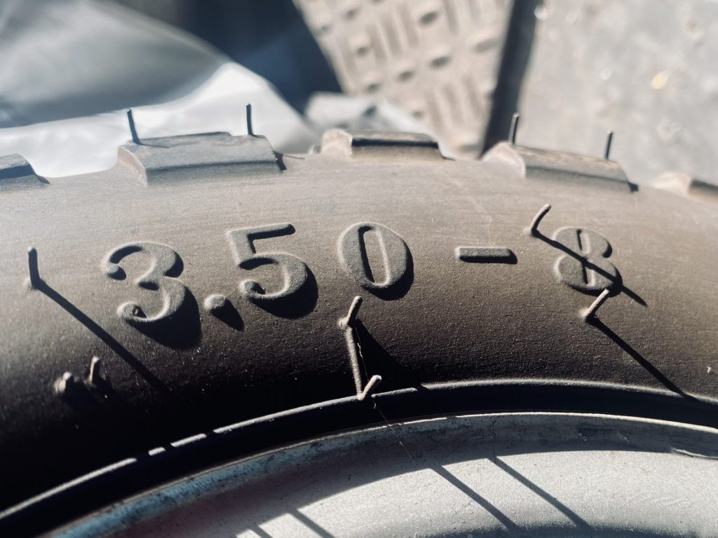 タイヤについている「ヒゲ」 何のために