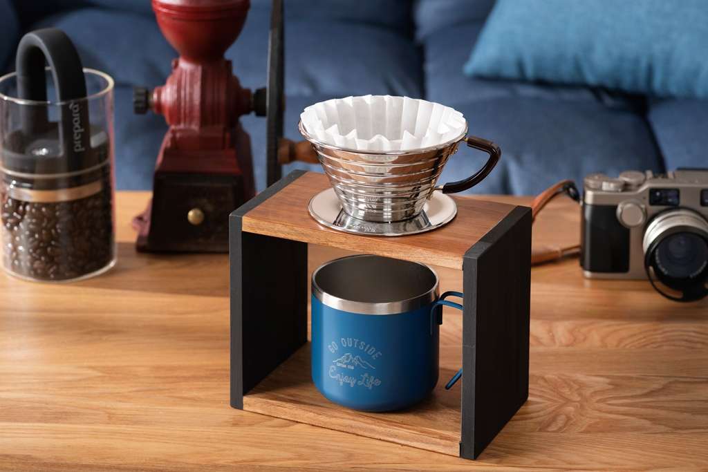 ドリップスタンド 依頼制作@fukasaku_base ・ ・ 「ウォルナット仕様のドリップスタンドを 」 ・ ・というご相談から始まったご依頼品。 ということで、今回使用した材は ○ブラックウォルナット ○ナラ ○真鍮 ・ ・ ・ 出来上がった感想としてどれも相性の良い