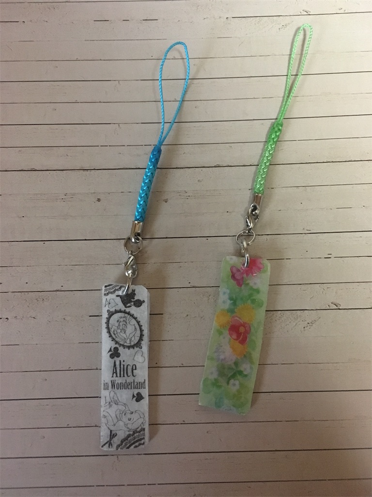 プラ板×フェイクスイーツ プラ板転写でお気軽♪アポロチョコのキーホルダー お菓子のパッケージhandmadeで楽々日和