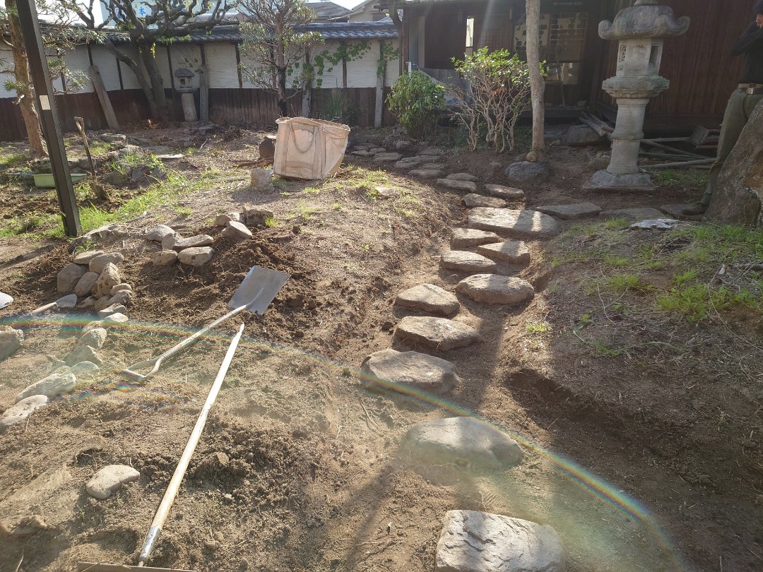 20ｃｍの土のすきとり外構施工中