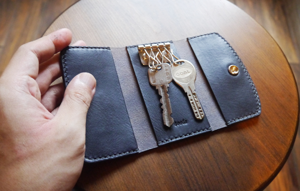 縫わずに作れるログウッド染め革のキーカバー手作りキット道具なしで簡単に作れます。 キーケース そぞのぼ 通販13372823Creema クリーマ