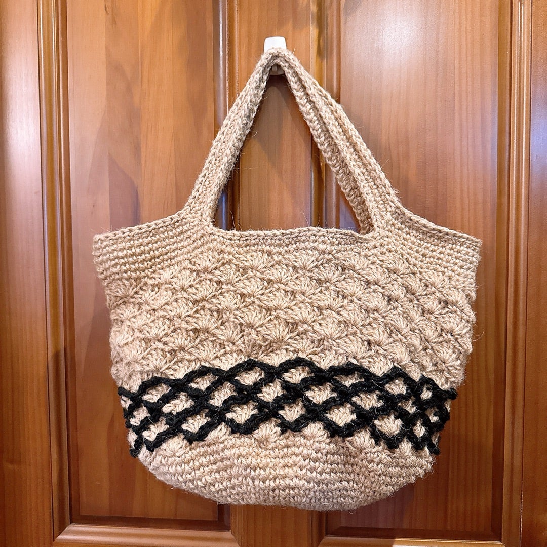 モチーフ編みの麻紐バッグ ⁡ ⁡ ⁡ 以前も投稿したこのモチーフ編みのバッグ。 ⁡ ⁡ こちらにはシンプルな巾着を合わせました。 ⁡ ⁡ ⁡巾着はありでもなしでも。 ⁡ ⁡ 明日5 14 土 の 手仕事アートマーケットで初お披露目します♪ ⁡ ⁡ 天気が気になって気になって 30分に一回