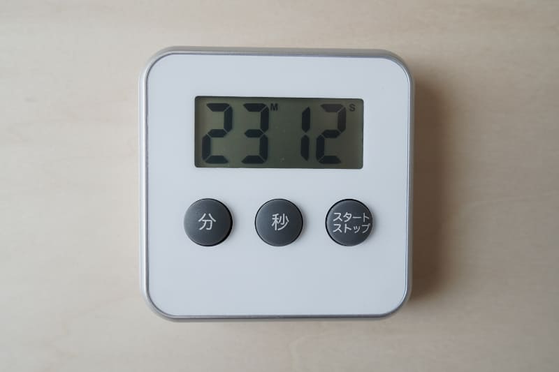 100均ダイソーのカラフルな時計を手に入れました