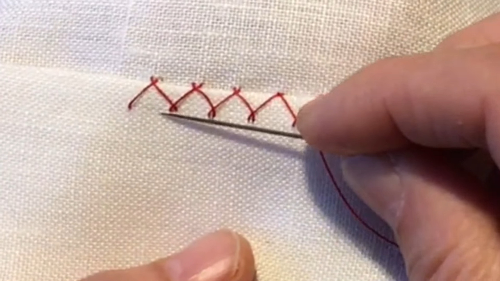 いろいろなアップリケステッチ🪡 ミシンでアップリケをするとき、選択するステッチによって雰囲気がガラリと変わります👀 通常のジグザグステッチ 、縫い目の幅やあらさを細かくしたジグザグステッチ、アップリケステッチ・ 文字や図柄に合わせて、ステッチ幅やあらさ