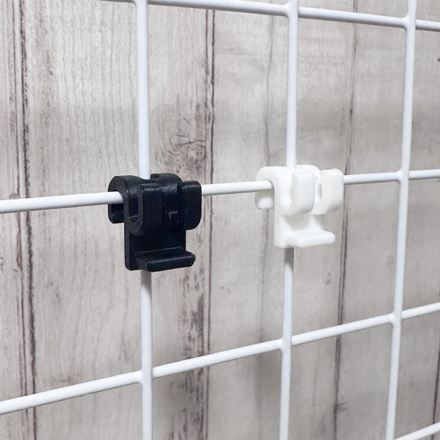 ❁﻿﻿ ﻿ 収納術の天才！？グッズがたくさんあるのに綺麗でオシャレなオタクのお部屋をご紹介！﻿ ﻿ ワイヤーラックを使って、うちわを引っ掛けたり、﻿韓国オタクの子はスローガンをポーチに入れて引っ掛けたりしてるみたい✨﻿ ﻿ 画像を参考