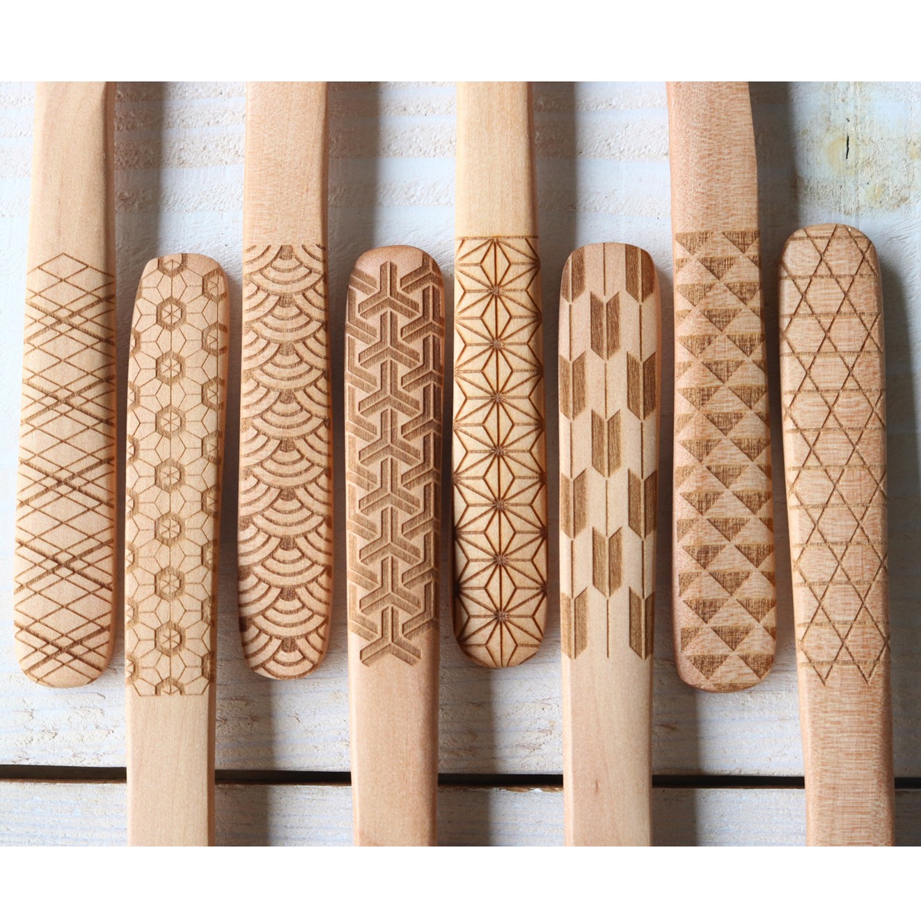 杉材へレーザー彫刻加工品ギャラリー マルチカット加工トンボ