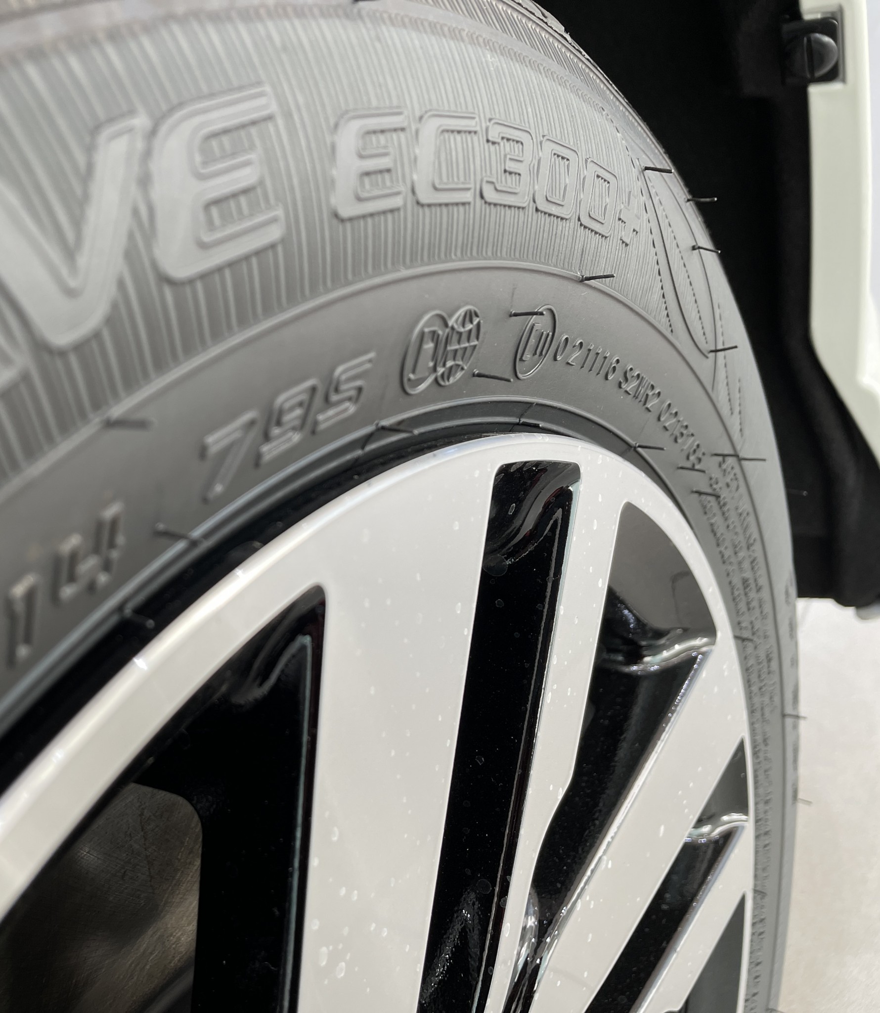 タイヤのヒゲ、なぜ生えている？ 切ったほうがいい？ 新品に見られるワケ乗りものニュース