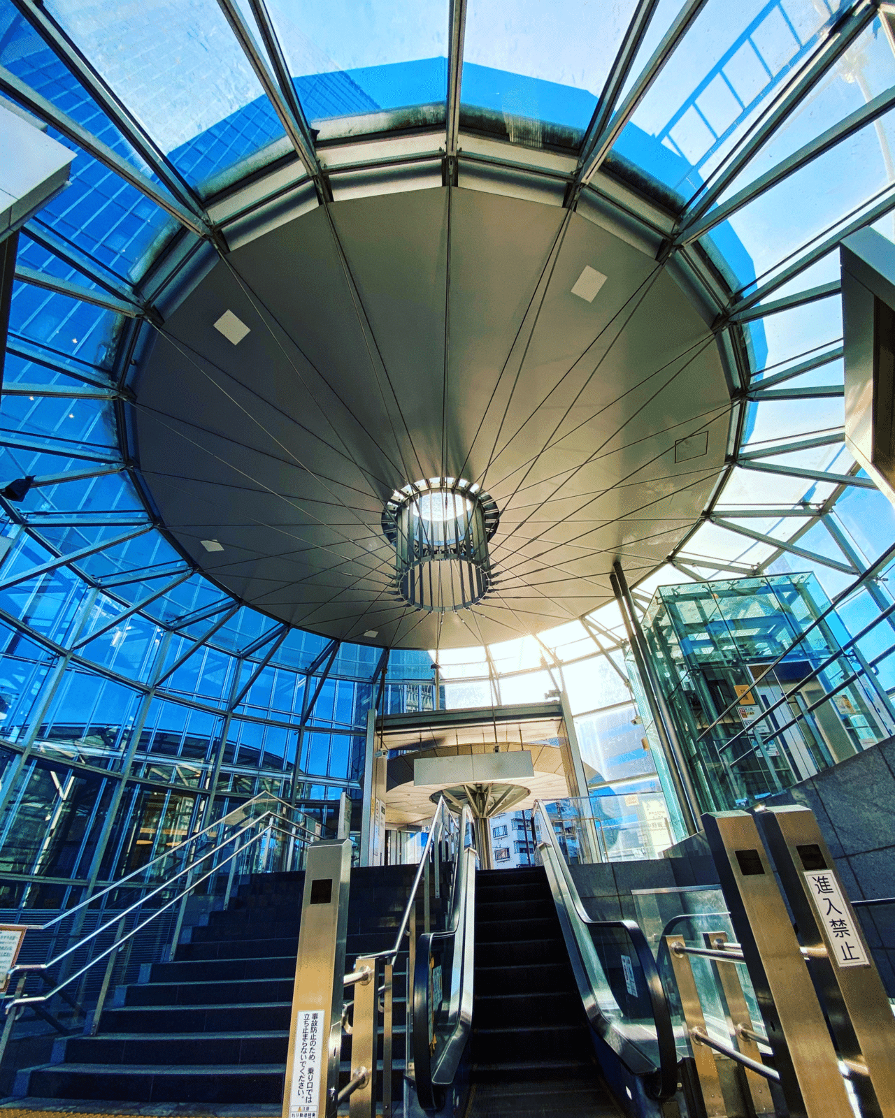 近未来的なタマゴ型タワーがパリに建設される