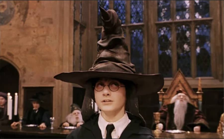 ハリーが初めて箒を手に入れたとき、オリバー・ウッドはそれを驚いて見つめる : r harrypotter