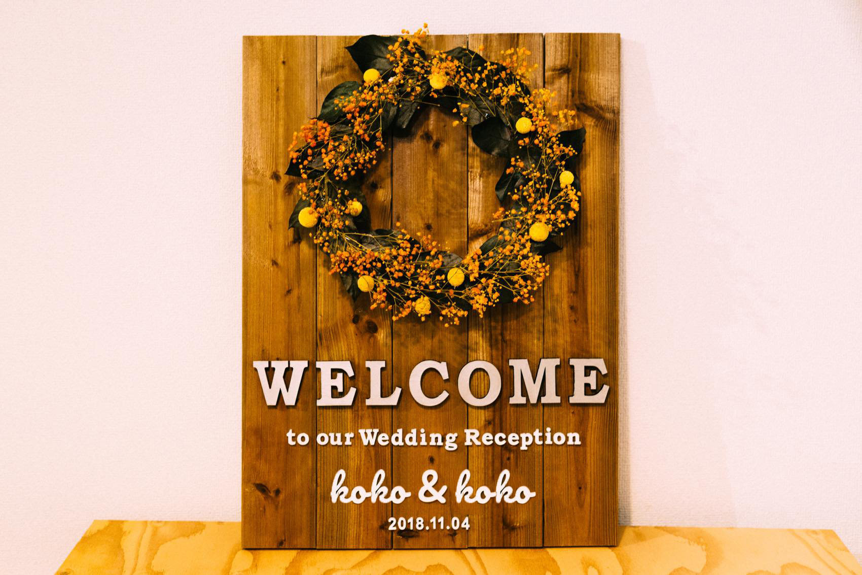 木製の額縁にリースを飾ったウェルカムボード - フィーノ