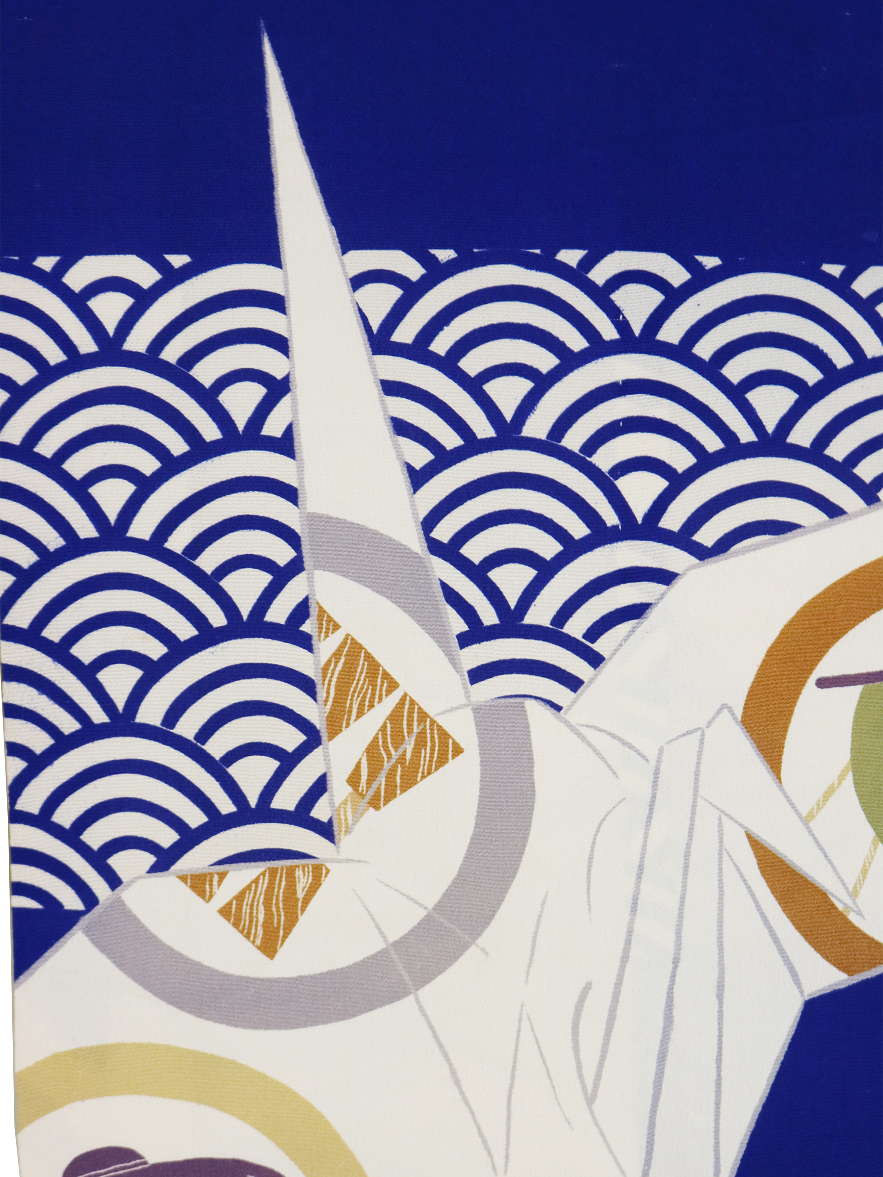 きものの文様 青海波 せいがいは名前の由来は雅楽の装束。水面の波頭を表現した文様