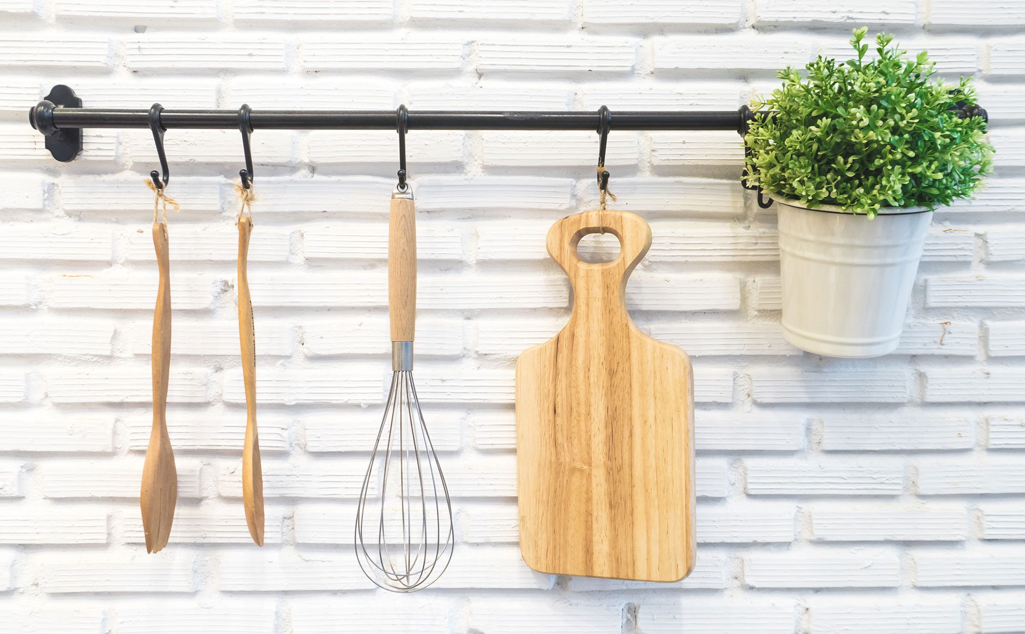 セリアのアイアンバーって, すごく便利。, ・, ・, 質感も良いし、¥100円で買えるのは本当にありがたい。, ・, ・, ・, そして、,タオル掛けとしてだけじゃなく, 色々使えるんです!!, ・, ・, ・, ・, 暖かくなってきた今日この頃、, にくいアイツが飛んでますね 🤧,・, ・, ・, ・,100均リメイク ,100均diy ,セリア ,アイアンバー ,