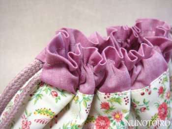 2色の小花生地でプレゼントみたいなフリル巾着: うろこのあれこれハンドメイド