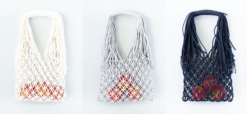 マクラメネットバッグ。作り方👉「暮らしを彩るモダンマクラメ」p.88 I made a net bag using the method in mybook and placed pretty colored wrapping paper inside🥰頂いたLUSHギフトのデザインペーパーが可愛かったのでインナーにしてみました🩵 書籍では下半分を