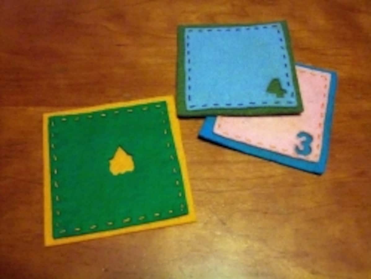 四つ畳みの手作りコースターの作り方＊紙バンドで編む簡単ハンドメイド小物 縁のフリルでかわいくおしゃれに仕上げます 100均のクラフトテープでもOK