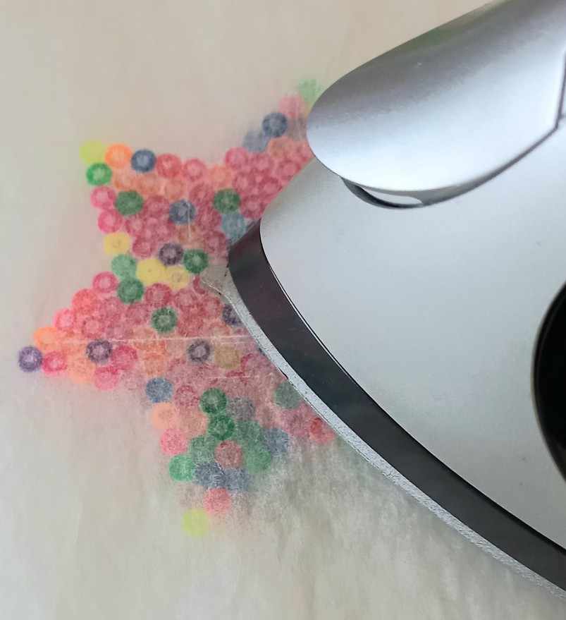 ① 作りたい柄を選び、使用するアイロン ビーズを選ぶ。 ② 専用の台にアイロンビーズを置