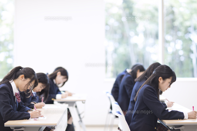 男子学生が100点のテストを自慢する無料イラスト63446素材Good