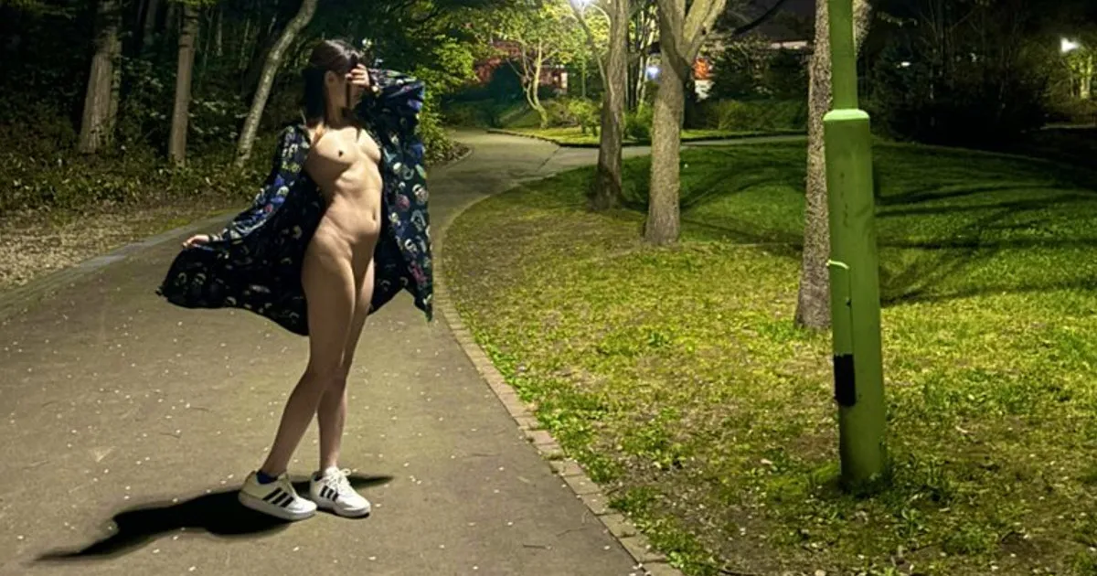 夜の公園で野外SEX スレンダー巨乳美女が露出放尿！