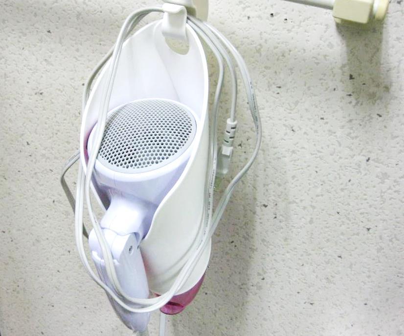 ドライヤーや充電器のケーブルをまとめる。100均のコードクリップがおすすめ