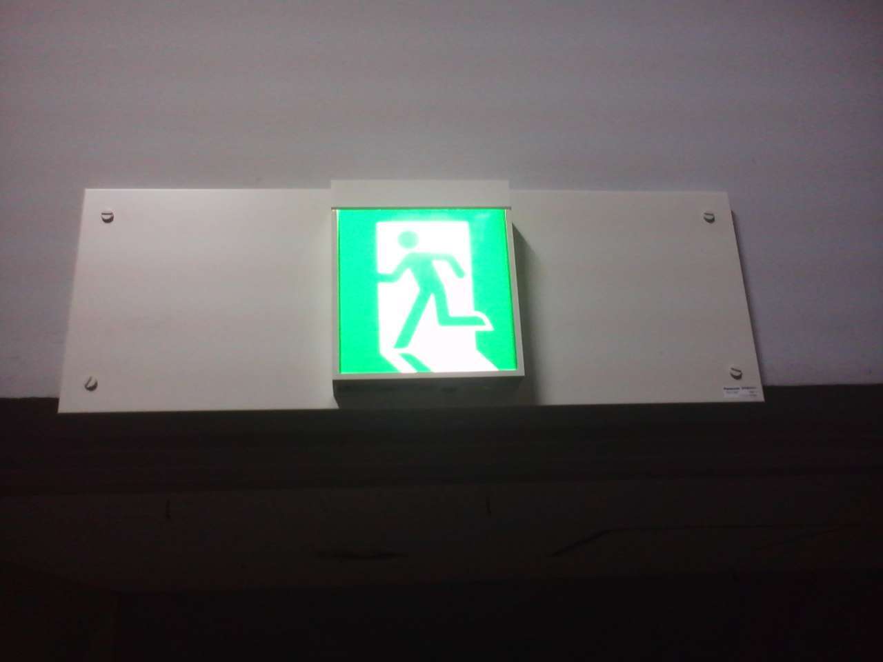非常口マーク標識 避難口誘導 「 ←非常口→ 」 高輝度蓄光タイプ 消防認定C級 蓄光SN-2803防災用品 ステッカー 看板 標識 夜光高輝度 蓄光用品 壁面用 蓄光シール 蓄光 表示 標示 標識板 防災標示 非常口 サイン 安全用品