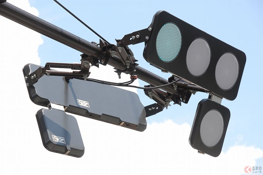 レア中のレア信号機「LEDタイプのUFO式信号機」、なぜこの場所に？ 実見したら納得だった！乗りものニュース