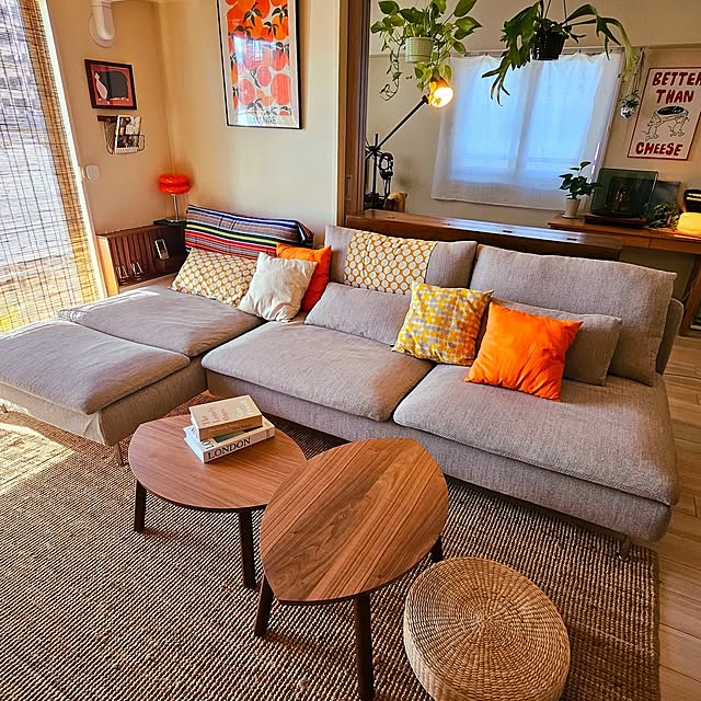 模様替え🪄 ソファーはIKEAのソーデルハムンですが 我が家には大きすぎて配置が2パターンしかできない笑 リビングが広いお家に引っ越したいよう賃貸暮らし暮らしの記録アパート暮らし丸テーブルアートのある暮らしikeahome北欧北欧インテリア北欧