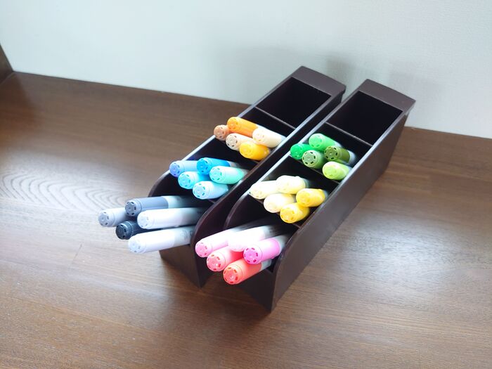 わしず こころ 収納プロデューサー @静岡.セリア A4バインダースタンドスリム ＼ . セリアで見つけた『立てる 収納』の味方がコレ。今度お片づけに伺うお宅用の収納グッズを求め、セリアをフラフラしていたときに見つけました！Instagram