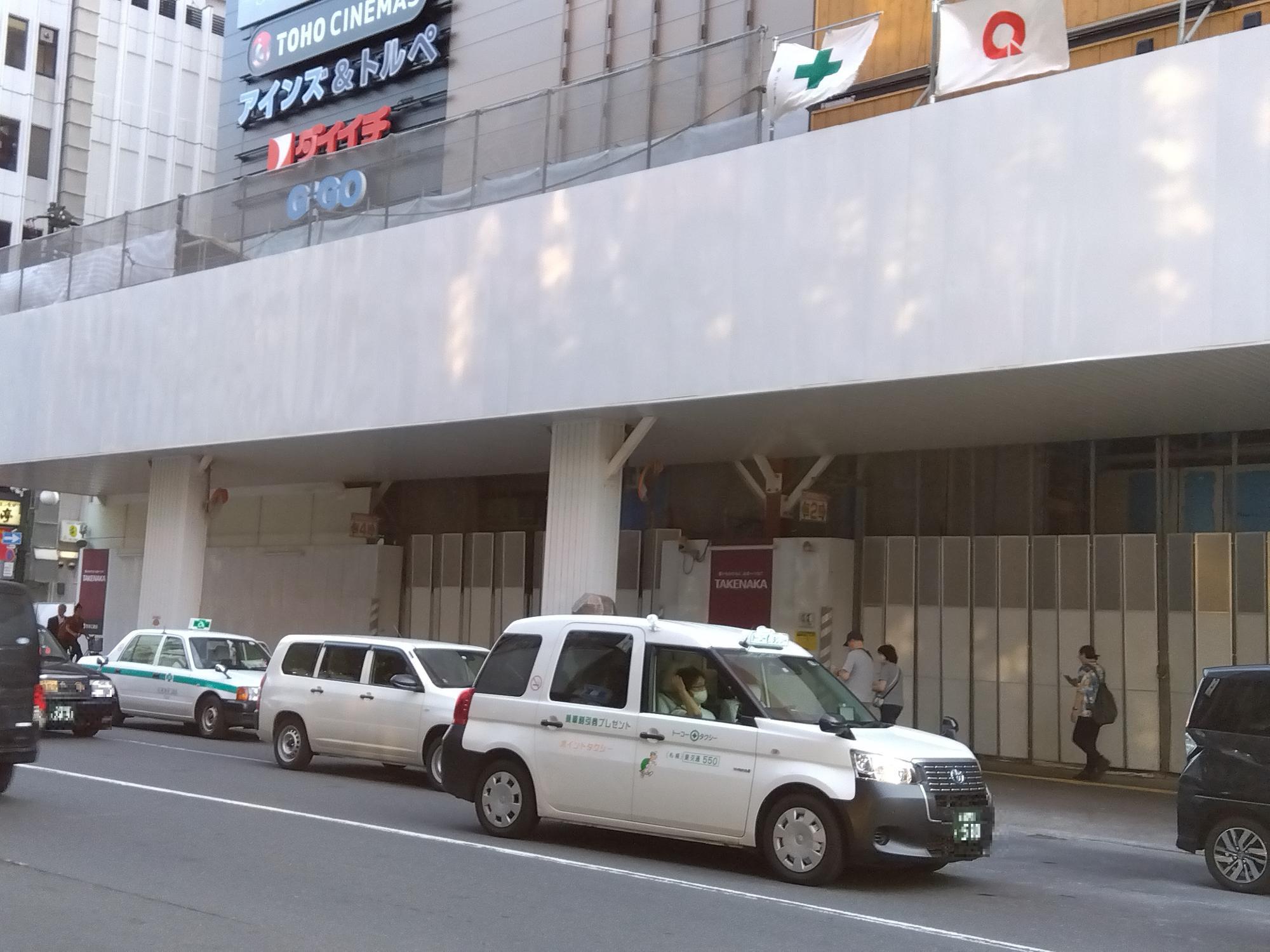 札幌すすきのツルツル路面で朝から大渋滞です。 - 北海道の貸切チャーター・送迎・専用車を手配 -