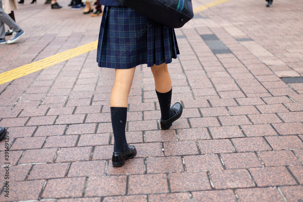 写真・画像】若い女性の応募が殺到 渋谷発の足フェチ専門店“JKの足”に潜入「慣れてきたら女性側もクセになる」 1枚目 |